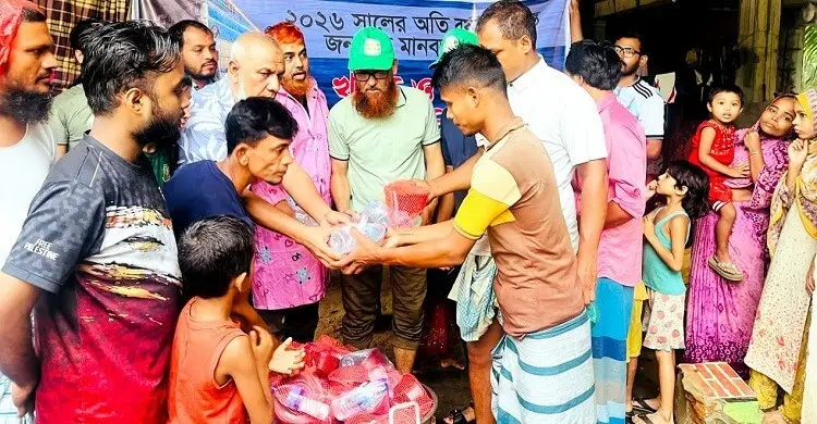 বাঁশখালীতে বন্যাদুর্গতদের পাশে সিভাসু, পশুর খাবারও দিচ্ছে তারা