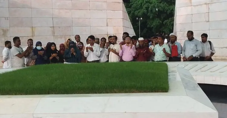 নিয়োগপ্রত্যাশীদের শ্রদ্ধা জিয়া ও খালেদা জিয়ার সমাধিতে