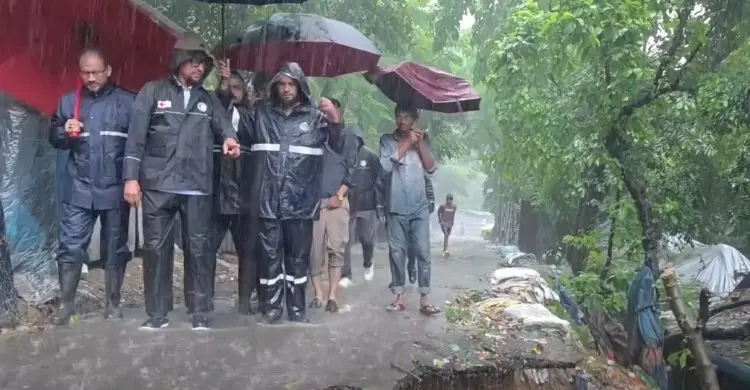 টানা বৃষ্টিতে পাহাড়ধসের শঙ্কা, চট্টগ্রামে নিরাপদ আশ্রয়ে থাকার আহ্বান