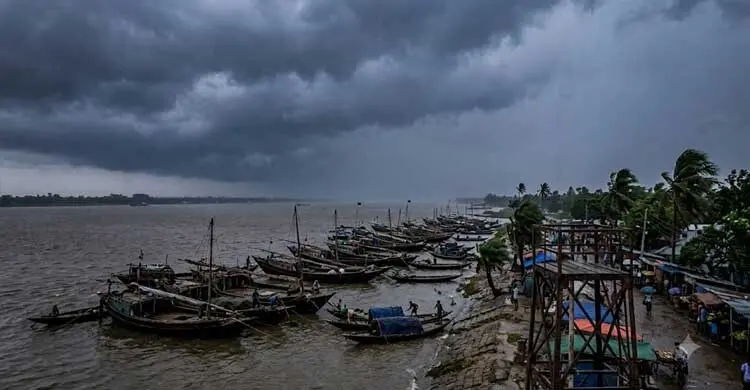 দেশের ১৯ অঞ্চলে ঝড়ের আশঙ্কা: ঘণ্টায় ৬০ কিলোমিটার বেগে বাতাস