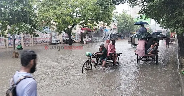 ঢাকায় টানা বৃষ্টিতে জলাবদ্ধতা, নিউমার্কেটে চরম দুর্ভোগ