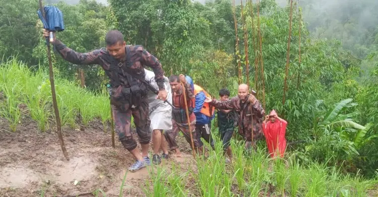পাহাড়ি ঢলে আটকে পড়া ৪ পর্যটককে উদ্ধারে বিজিবির ৪৮ ঘণ্টার অভিযান