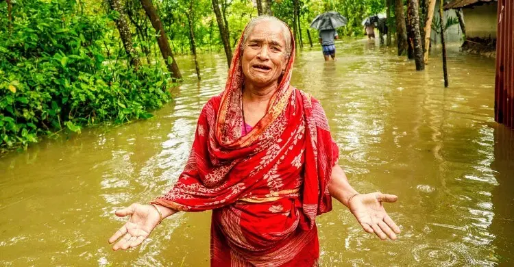 বাঁশখালীতে কোমরসমান পানিতে সবকিছু হারিয়ে আশা খাতুনের আর্তনাদ