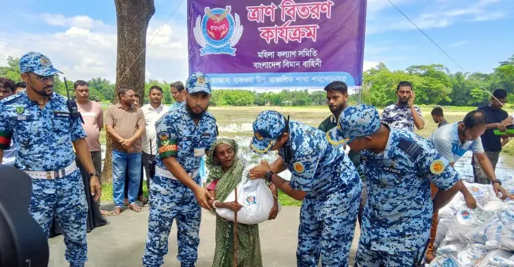 বন্যাদুর্গতদের পাশে বিমানবাহিনী, তিন জেলায় ত্রাণ বিতরণ