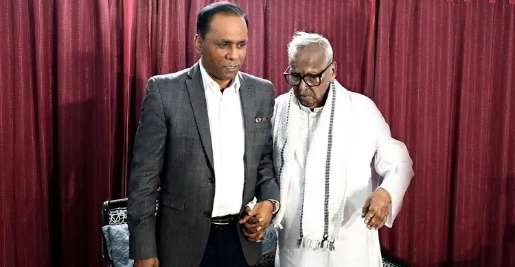 অসুস্থ জমির উদ্দিন সরকারের শয্যাপাশে ডেপুটি স্পিকার কায়সার কামাল