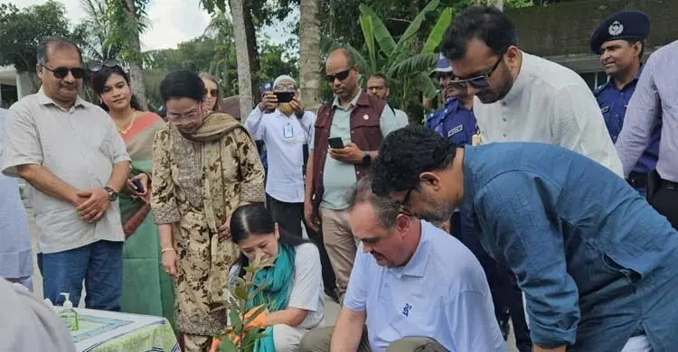 গৌরনদীতে মার্কিন রাষ্ট্রদূত, ইলিশ ও রসমালাইয়ের স্বাদে মুগ্ধ