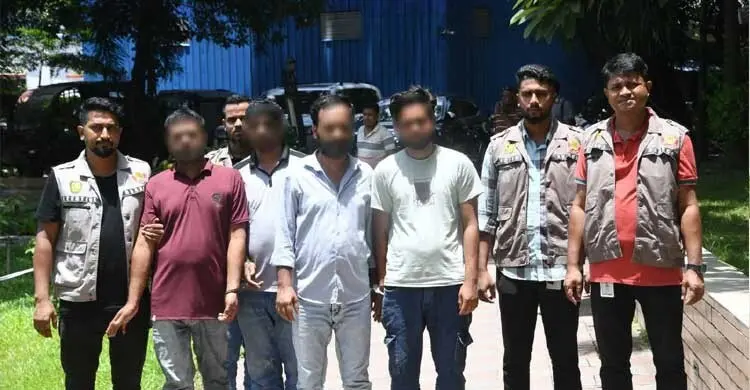 পল্লবীতে ১৫ লাখ টাকার মাদক ভাগ: ল্যাংড়া রুবেলসহ গ্রেফতার ৫