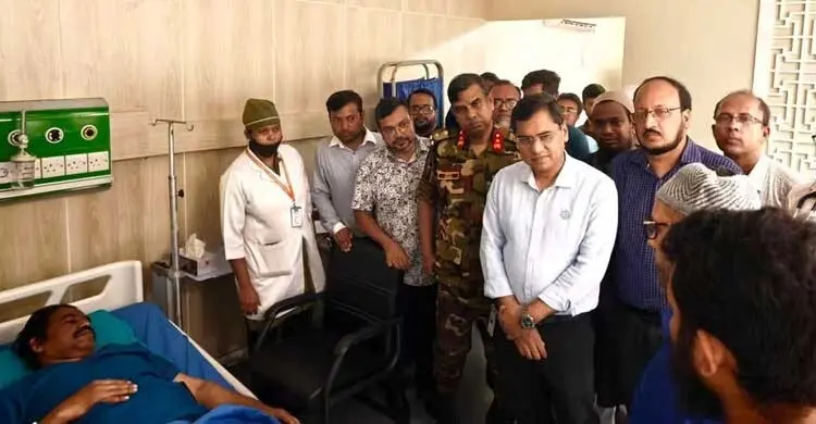 সন্ত্রাসী হামলার শিকার অধ্যাপককে দেখতে ঢামেকে ডা. বিটু