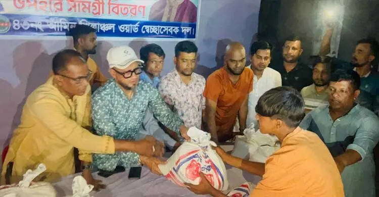 স্বেচ্ছাসেবক দলের ৪৬তম বছরে চট্টগ্রামে দুস্থদের মাঝে চাল বিতরণ