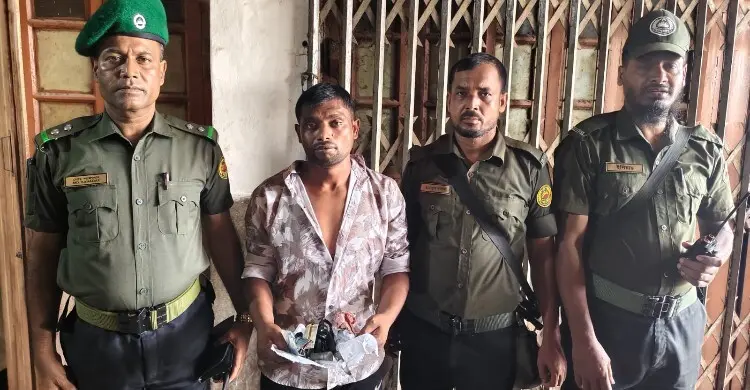 ঢামেকে চোর সন্দেহে আটক, ব্যাগে মিলল ছুরি ও মাদক