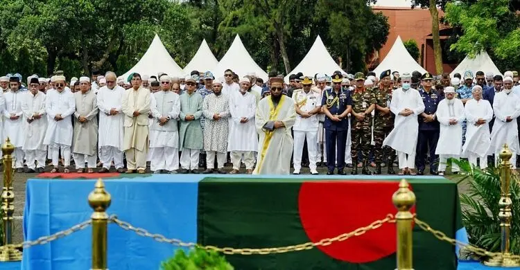 সামরিক মর্যাদায় সাবেক বিমানবাহিনী প্রধান রফিকুল ইসলামের দাফন সম্পন্ন