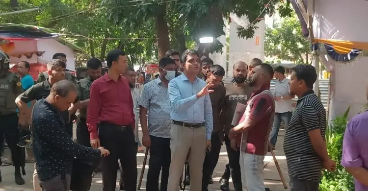 বাহাদুর শাহ পার্কের সৌন্দর্য রক্ষায় অবৈধ বাণিজ্যমেলা উচ্ছেদের হুঁশিয়ারি