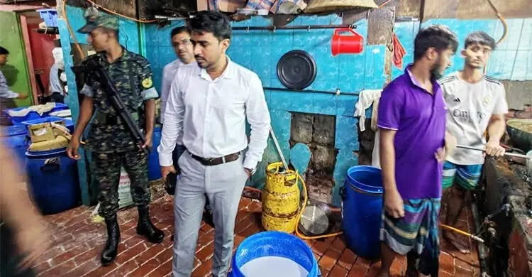 অস্বাস্থ্যকর পরিবেশে মিষ্টি তৈরি, বিক্রমপুর ভান্ডারকে ২ লাখ টাকা জরিমানা