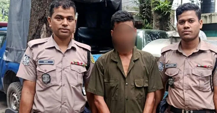 চলন্ত রিকশায় চেইন ছিনতাই, হাতেনাতে ধরলেন ট্রাফিক পুলিশ