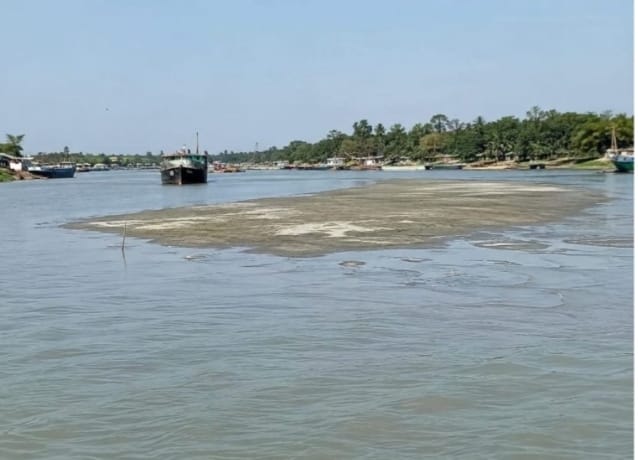 পটয়াখালীর তেঁতুলিয়া নদীতে তীব্র নাব্যতা সংকটে ব্যাহত নৌচলাচল ও ইলিশ আহরণ