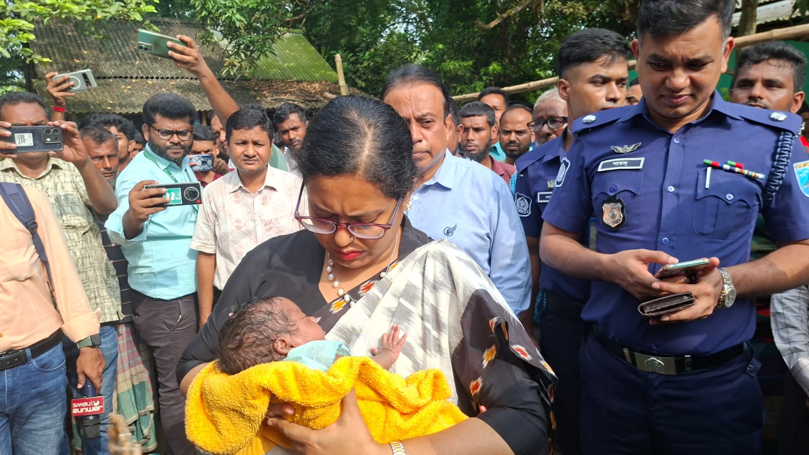 মায়ের শূন্যতা, ডিসির কোলে কনিকার নিষ্পাপ শিশু