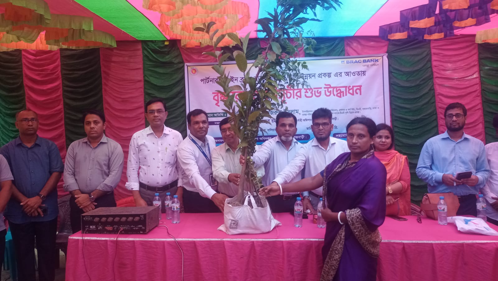 কৃষক পর্যায়ে গাছের চারা বিতরণ