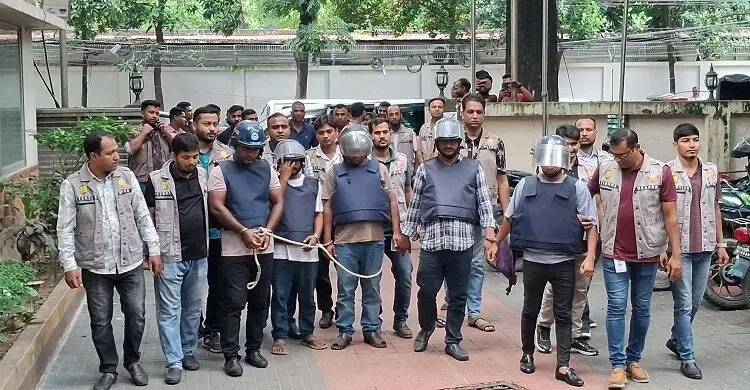 প্রধানমন্ত্রীর আত্মীয়ের পাম্পের কোটি টাকা লুট, ভুয়া র‍্যাবের ৫ সদস্য গ্রেফতার