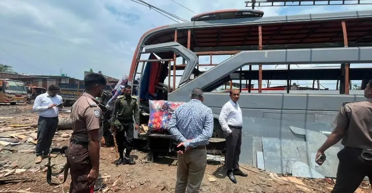 যাত্রাবাড়ীতে অনুমোদনহীন স্লিপার কোচ তৈরি: ৫ প্রতিষ্ঠানের জরিমানা