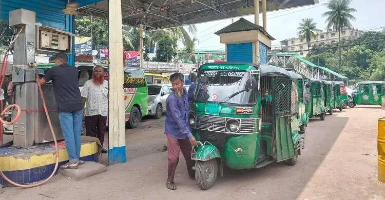 গ্যাস স্টেশনে আধদিন কাটিয়ে লোকসানের মুখে সিএনজি চালকরা