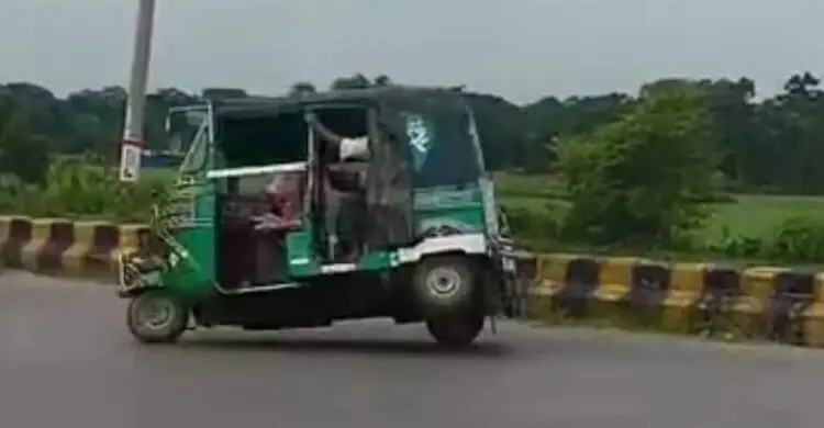 কর্ণফুলীতে চলন্ত গাড়িতে হামলা, মানসিক ভারসাম্যহীন যুবককে গণপিটুনি