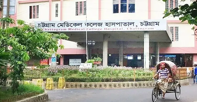 বোয়ালখালীতে সাপের কামড়ে আহত হয়ে চমেকে গৃহবধূর মৃত্যু