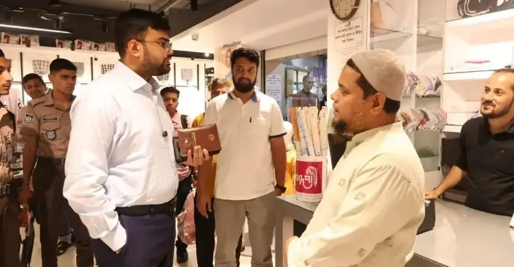চট্টগ্রামে রাত ৮টার মধ্যে দোকান বন্ধে জেলা প্রশাসনের কঠোর অভিযান