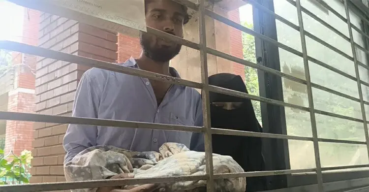 ঢাকা মেডিকেলে অবহেলায় নবজাতকের মৃত্যু, কাঁথায় মোড়ানো লাশ নিয়ে আজিমপুরে বাবা