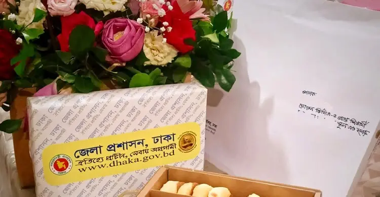 ঢাকা ডিসির চমৎকার উদ্যোগ, এসএসসি কৃতীদের হাতে চিঠি ও উপহার