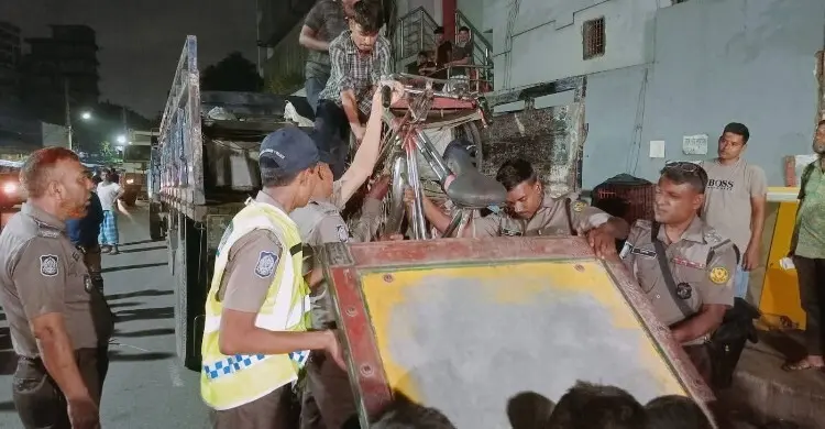 অবৈধ বিদ্যুতে চার্জিংয়ের দায়ে রাজধানীতে ডিএমপির অভিযান, জব্দ ৬ ভ্যান