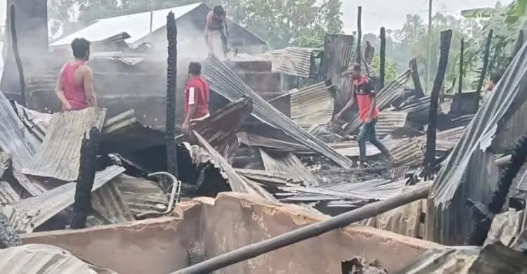 ফটিকছড়ির শান্তিরহাটে বাজারে আগুন, ১৬ দোকান পুড়ে ছাই