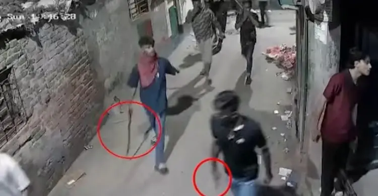 গেন্ডারিয়ায় ত্রাস: ২০ জনের গুলিতে আহত ৩