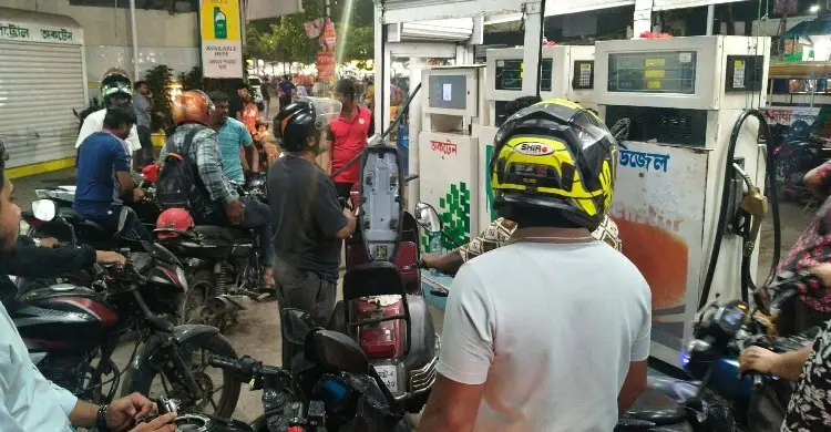 তেলের দাম বাড়ার গুজবে রাজধানীর পাম্পে দীর্ঘ লাইন
