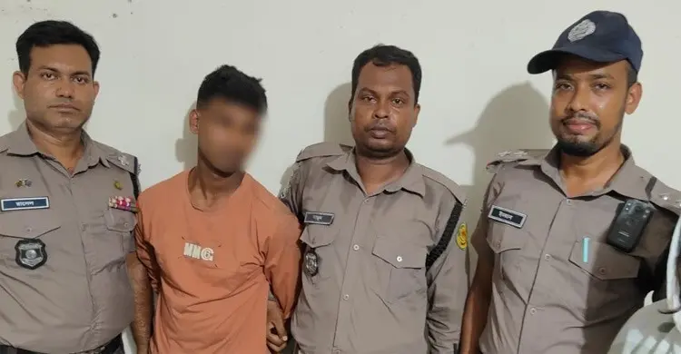 ছিনতাই করে গিললেন সোনার দুল, বমি করিয়েই উদ্ধার পুলিশের