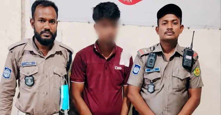 মামলার জেরে পুলিশের হেলমেট চুরি করলেন মাইক্রোবাস চালক
