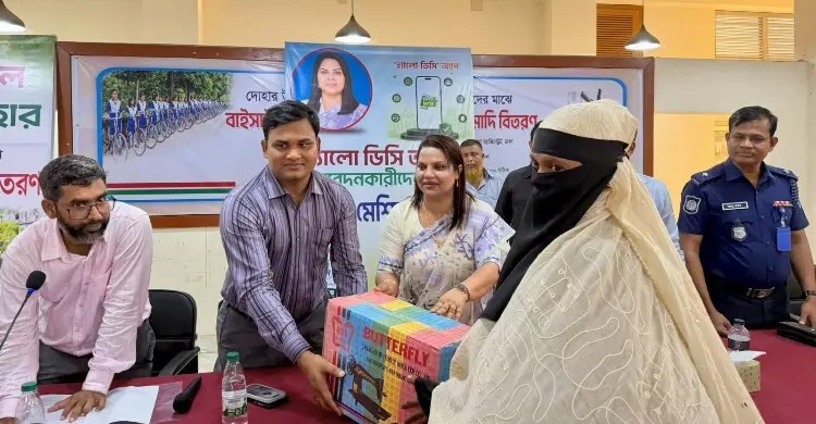 হ্যালো ডিসির মাধ্যমে সেলাই মেশিন পেলেন দোহারের ১৪ নারী