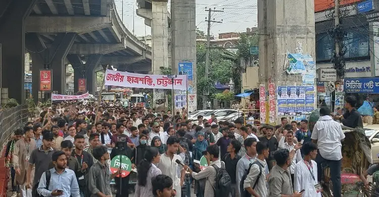গণহত্যার বিচার ও গণরায় বাস্তবায়নের দাবিতে চট্টগ্রামে ছাত্রশক্তির মিছিল