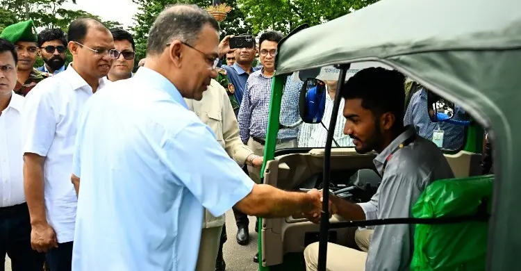 জুলাই গণঅভ্যুত্থানের যোদ্ধাদের জীবিকার উপহার দিলেন প্রধানমন্ত্রী