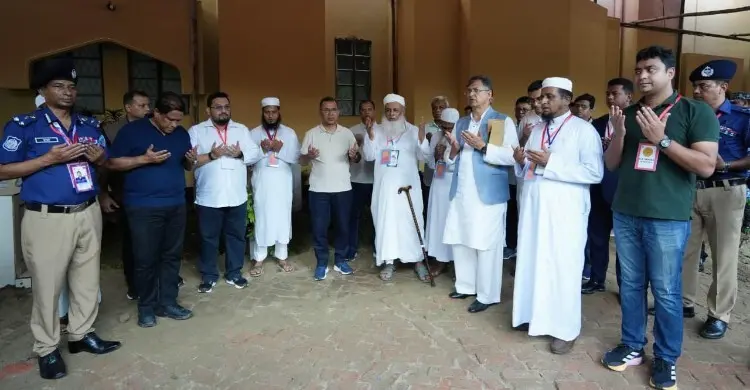 হাটহাজারীতে শাহ আহমদ শফীর কবর জিয়ারত প্রধানমন্ত্রী তারেক রহমানের