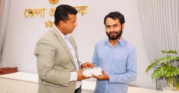 অর্থাভাবে থেমে ছিল পড়াশোনা, স্মার্টফোন পেলেন আকাশ