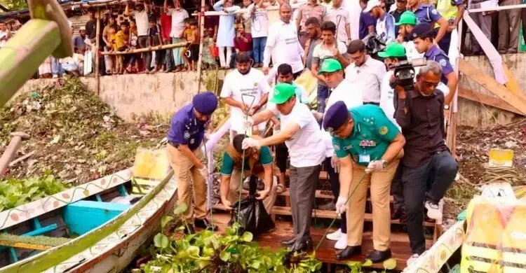 পুকুর পরিষ্কার করে দেশি মাছের পোনা ছাড়ার ঘোষণা ডিসি জাহিদের