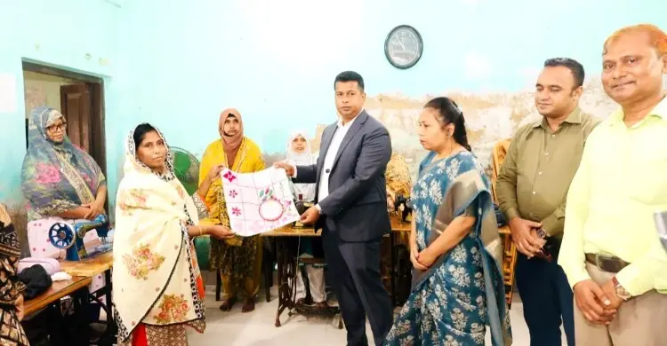 নারী কর্মসংস্থানে ডিসির অনন্য উদ্যোগ, সেলাই মেশিন পেলেন ২০ জন