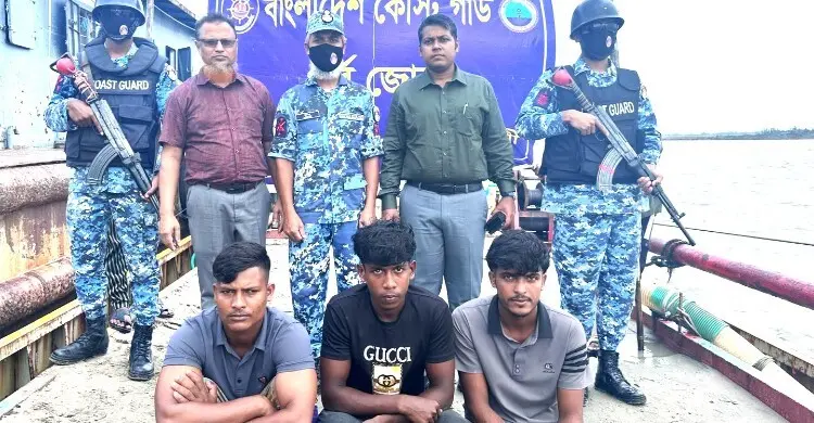 বাঁশখালীতে অবৈধ বালু উত্তোলন: ড্রেজারসহ আটক ৩, জরিমানা ৬০ হাজার