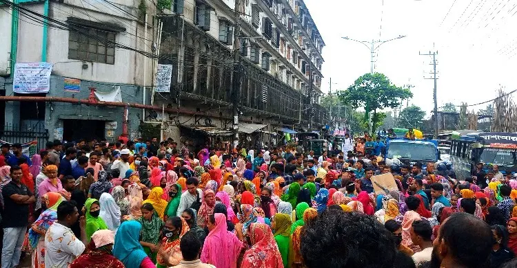 বকেয়া বেতনের দাবিতে চট্টগ্রামে পোশাক শ্রমিকদের রাস্তা অবরোধ, ভোগান্তি