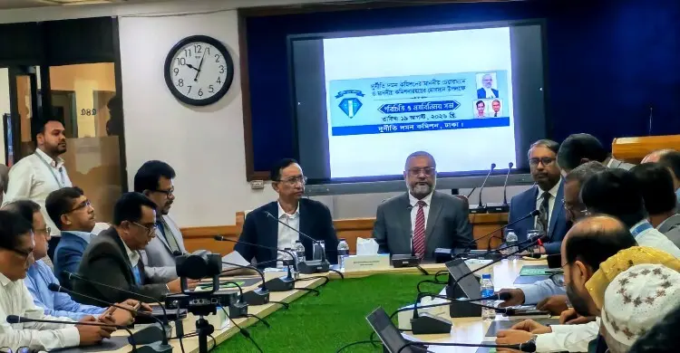দুদকে প্রথম দিনই কর্মকর্তাদের সাথে মতবিনিময়ে নতুন চেয়ারম্যান