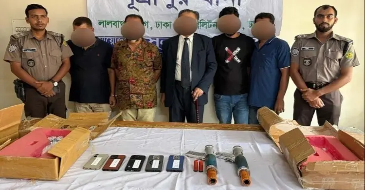 প্রতিপক্ষকে ফাঁসাতে দোকানে অস্ত্র রেখে পালালেন দুই যুবক, গ্রেফতার ৫