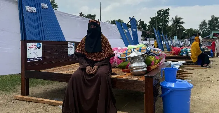 বাঁশখালীতে বন্যাদুর্গত ৪০ পরিবারের মাঝে ঘর ও গৃহস্থালি সামগ্রী বিতরণ
