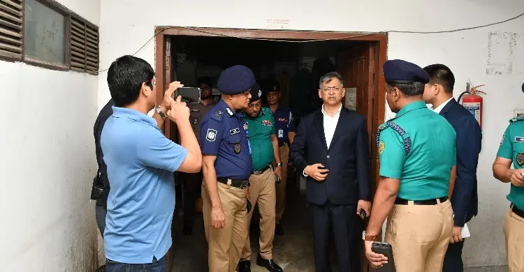 তেজগাঁও থানায় হঠাৎ স্বরাষ্ট্রমন্ত্রী, মানুষের সেবা নিশ্চিতে জোর