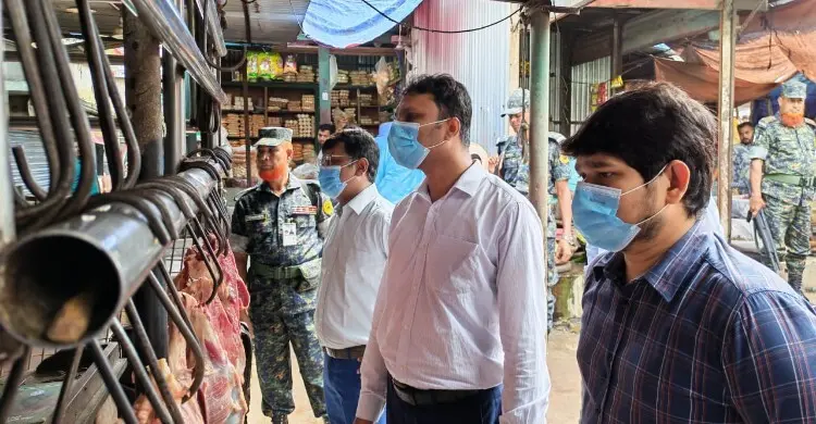 সাভারে ককশিটে লুকানো ৪৩ কেজি পচা মাংস, দোকানকে জরিমানা