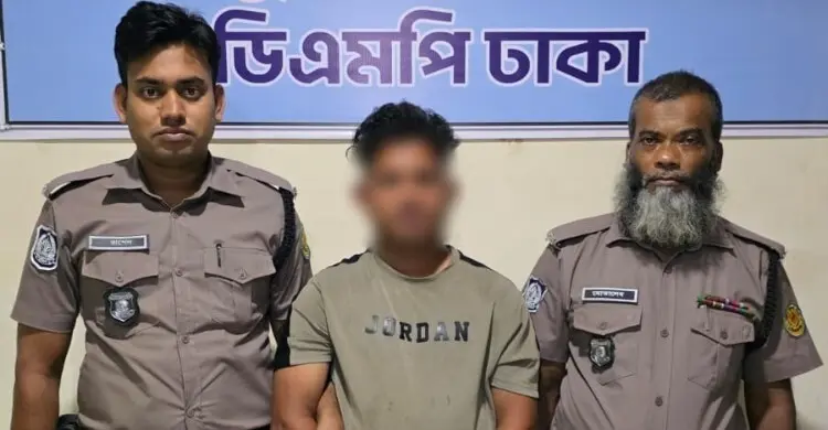 পুলিশের সামনে পালানোর চেষ্টা, ২৫০০ ইয়াবাসহ ধরা পড়লেন কারবারি কামরান